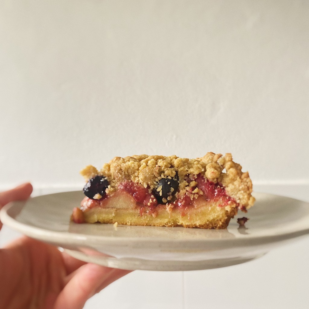 Apple and Berries Crumble&nbsp;Cake